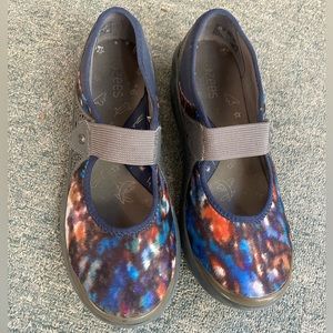 BEZEES women padded 1.5” rise shoe. 8s.Velcro closure. Stretch instep. V comfy.